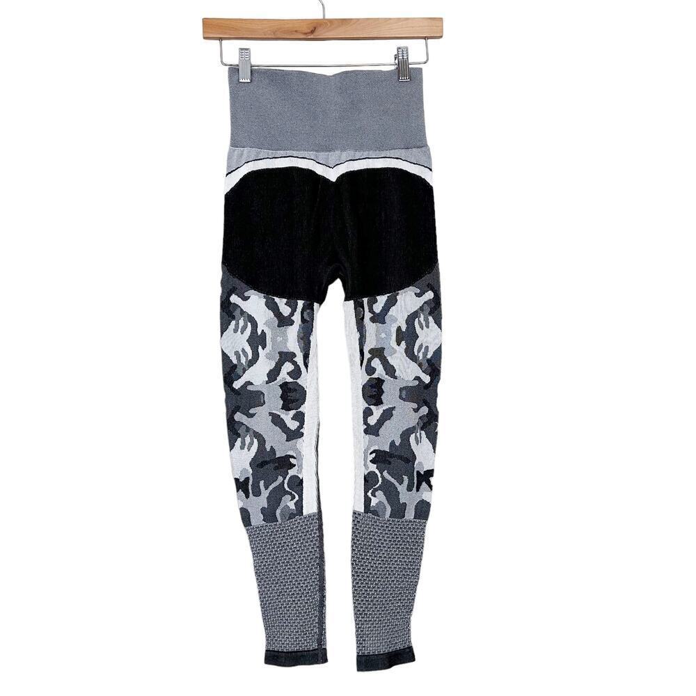 Engineered Life Gray Camo Gym Gear Top & Legging Set - Like New - Picture 7 of 8